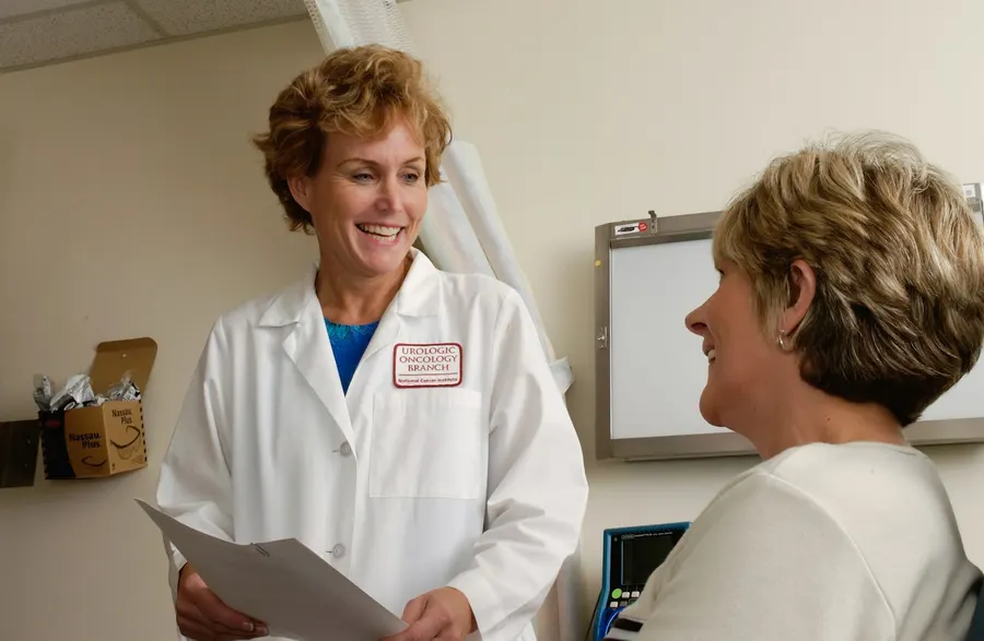 Médecin recevant un patient en consultation