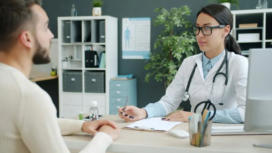 Médecin recevant un patient en consultation