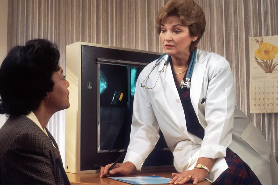 Médecin recevant un patient en consultation