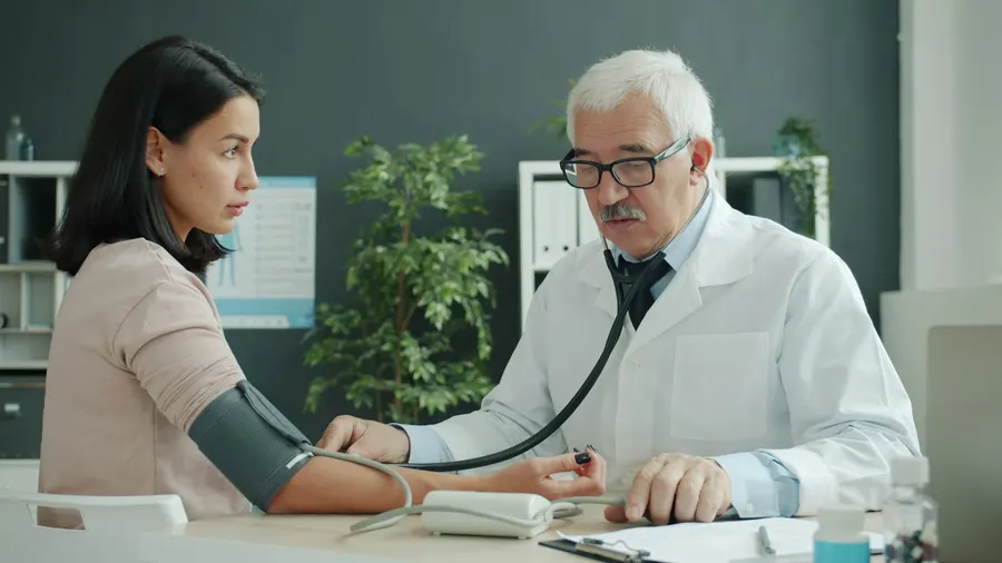 Médecin recevant un patient en consultation