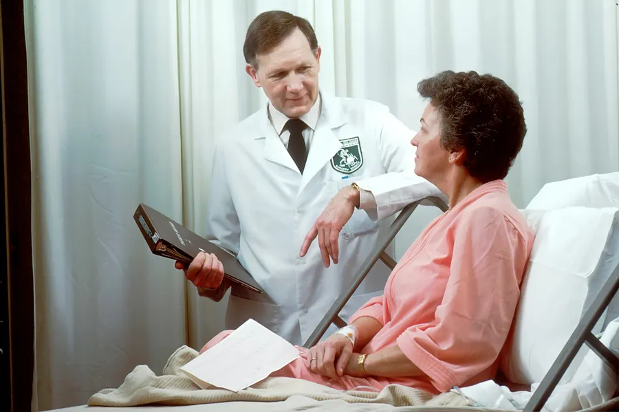 Médecin recevant un patient en consultation