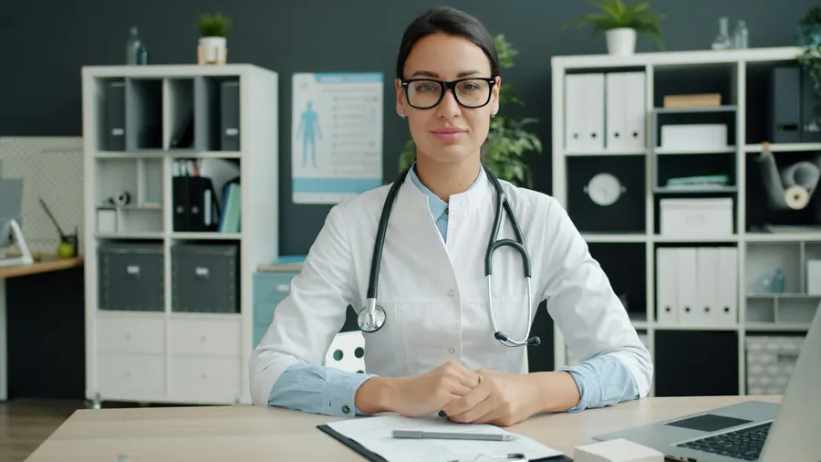 Médecin à son bureau
