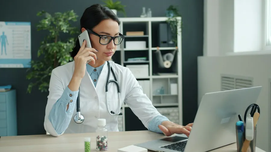 Médecin à son bureau