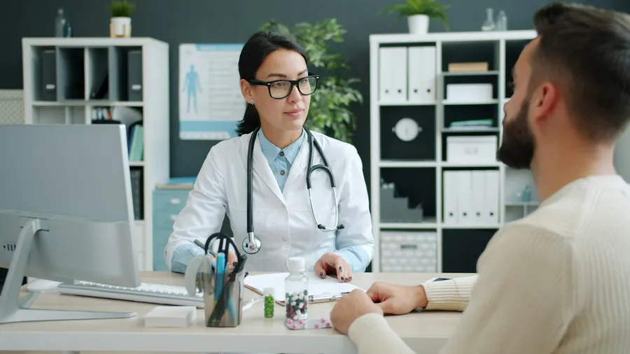 Médecin à son bureau