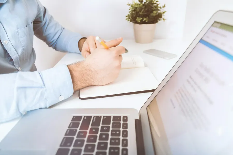 Médecin à son bureau