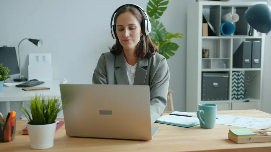 Secrétaire au téléphone avec un patient