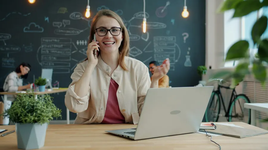 Secrétaire au téléphone avec un patient