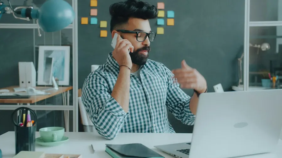 Secrétaire au téléphone avec un patient