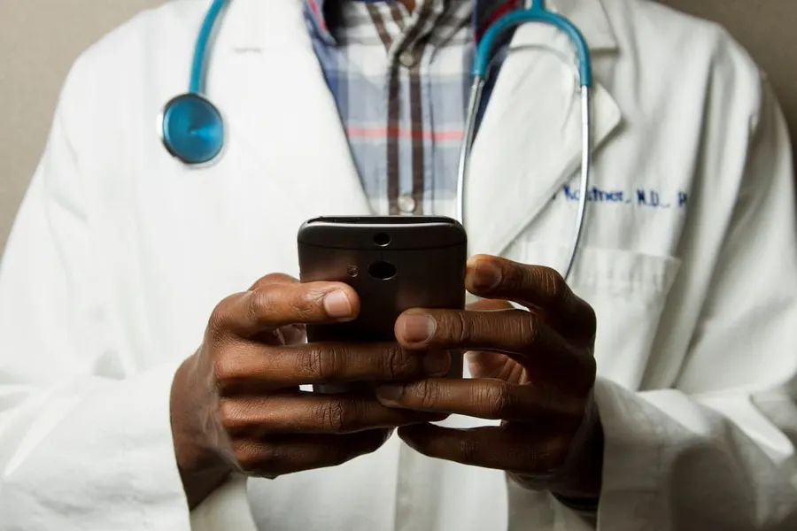 Médecin spécialiste consultant son téléphone